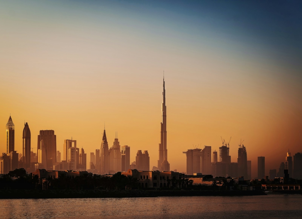Zgârie-norii din Dubai la apus, văzuți de pe apă