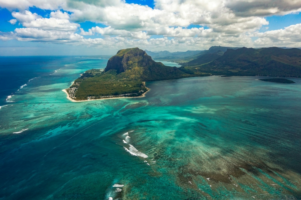 Lagună și munte pe coasta din Mauritius