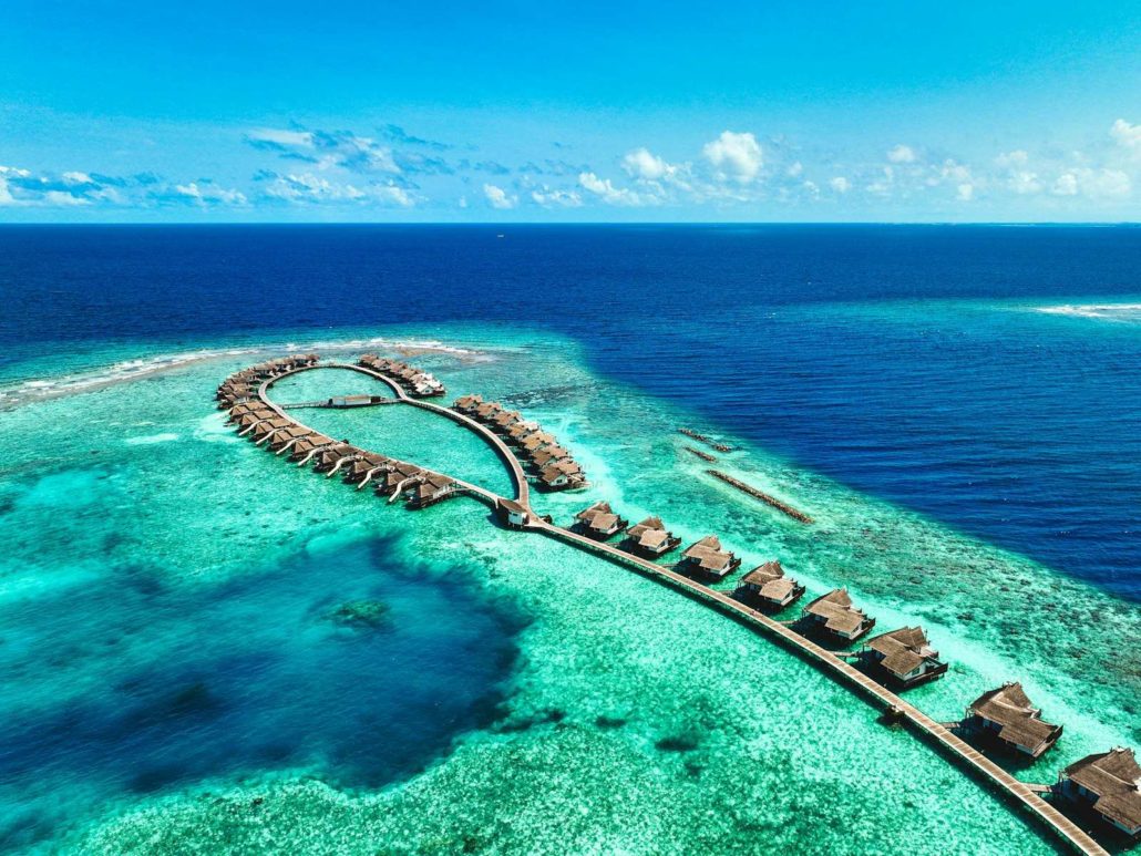 Resort pe o insulă privată din Maldive, văzut din aer