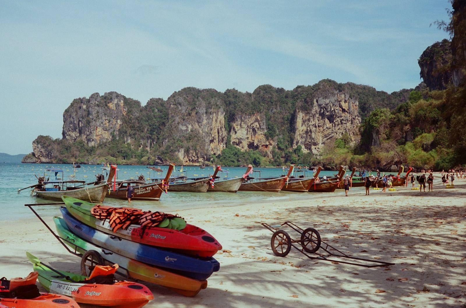Bărci tradiționale pe plaja Railay, Tailanda