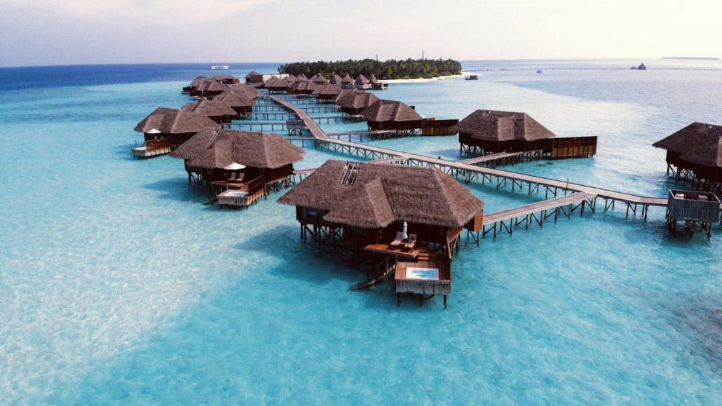 Vile pe apă deasupra lagunei turcoaz în Maldive